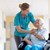 Ältere Dame im Rollstuhl mit Krankenschwester