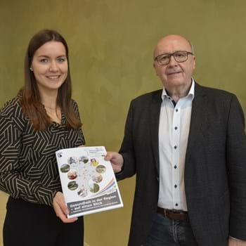 Landrat Martin Neumeyer und Franziska Neumeier, Geschäftsstellenleiterin der Gesundheitsregionplus, mit dem 1. Regionalen Gesundheitsbericht für den Landkreis Kelheim