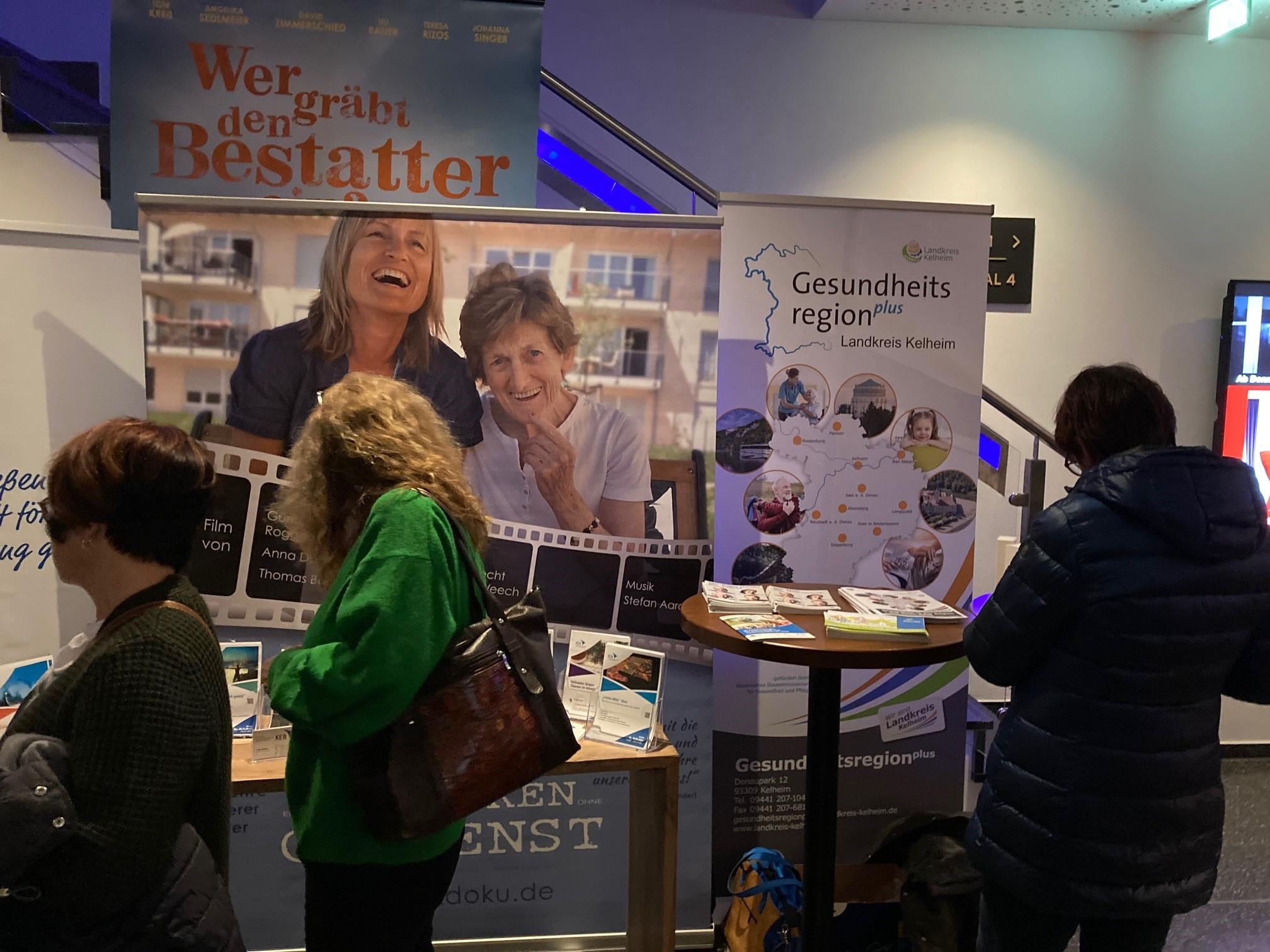 Im Foyer des ROXY-Kinos Abensberg präsentierten sich neben der Gesundheitsregionplus Landkreis Kelheim auch die KEB und die AOK Landshut-Kelheim, die Organisatoren der Veranstaltung.