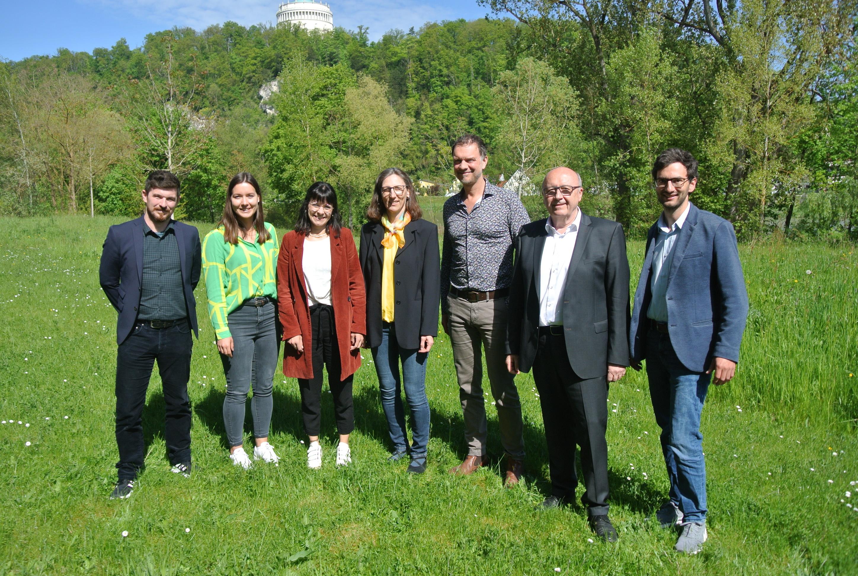 Die Organisatoren und Referenten des Fachtags „Einsamkeit“ v.l.n.r. Christian Gabler (Leiter Zentrum für Chancengleichheit), Franziska Neumeier (Geschäftsstellenleiterin Gesundheitsregionplus Landkreis Kelheim), Anna Wachter (Dipl. Psych. und Projektleitung bei kopfhoch.de), Christiane Mais (Bildungsreferentin für Senioren- und Persönlichkeitsbildung bei der KEB), Prof. Dr. Volker Busch (Facharzt für Neurologie, Psychiatrie und Psychotherapie, Wissenschaftler, Autor und Speaker), Landrat Martin Neumeyer und Andreas Hornauer (Geschäftsführender Bildungsreferent bei der Katholischen Erwachsenenbildung im Landkreis Kelheim e.V.)