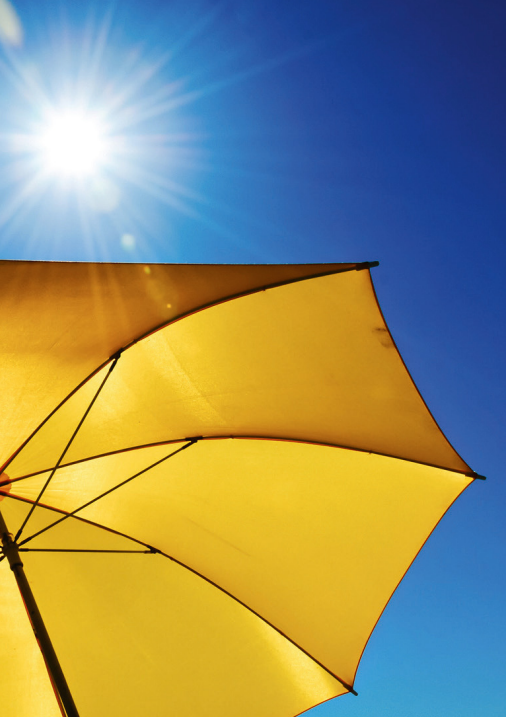 Die Ferien- und Urlaubszeit hat begonnen – und gerade jetzt im Sommer ist der Schutz vor den gesundheitlichen Risiken von Hitze und UV-Strahlung besonders wichtig.