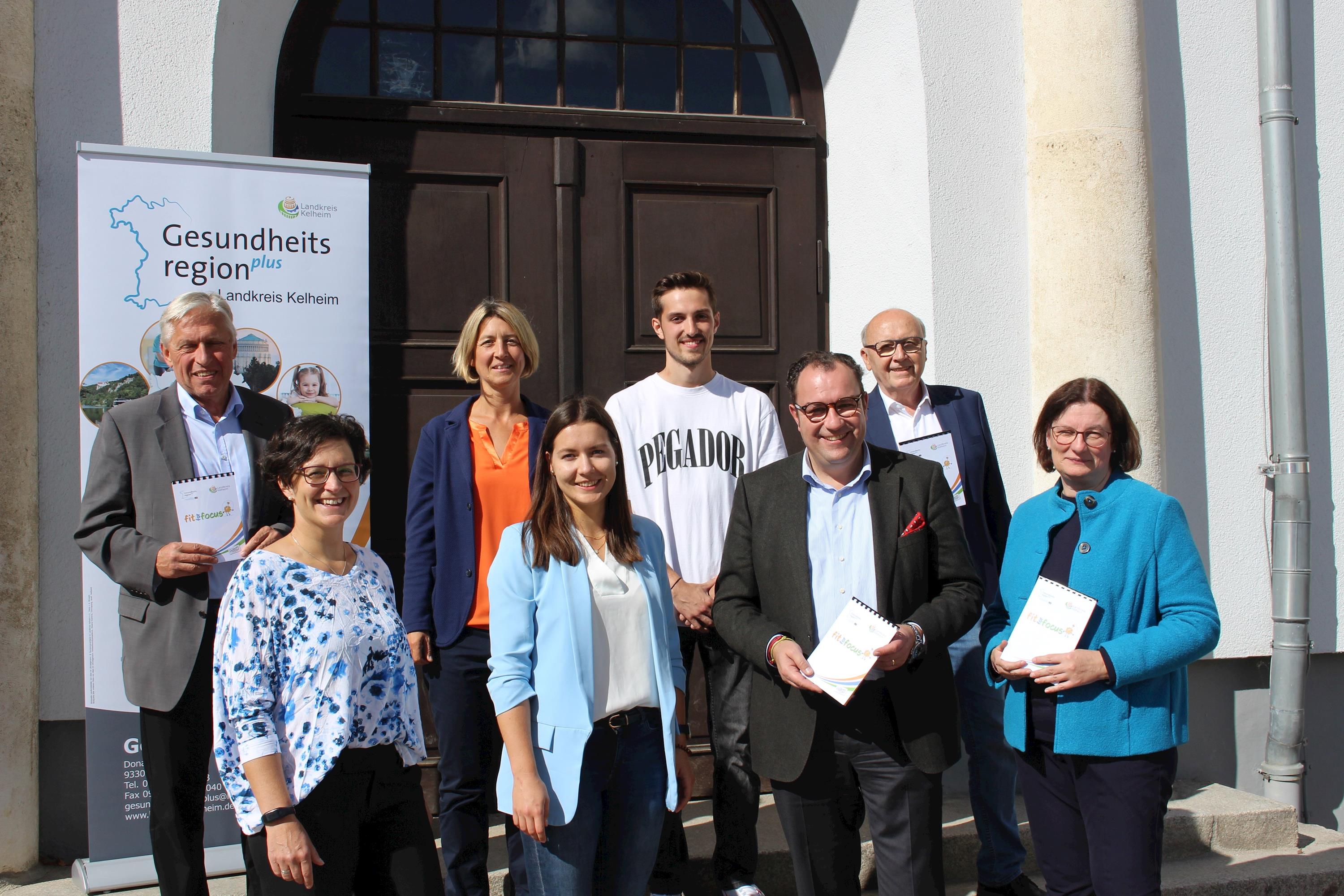 Die Projektbeteiligten geben an der Aventinus Grundschule Abensberg den Startschuss für das Bewegungsprojekt „Fit for Focus“ der Gesundheitsregionplus Landkreis Kelheim. v.l.n.r.: Jürgen Eixner (Direktor AOK Landshut-Kelheim), Elke Scholz (Passauer Wolf, Mitglied der Projektgruppe „Fit for Focus“), Marion Seher (AOK Landshut-Kelheim, Mitglied der Projektgruppe „Fit for Focus“), Franziska Neumeier (Geschäftsstellenleiterin Gesundheitsregionplus Landkreis Kelheim), Johannes Ulbrich (Student zur Projektevaluation), Dr. Bernhard Resch (Bürgermeister Stadt Abensberg), Landrat Martin Neumeyer, Andrea Brandl (Rektorin Aventinus Grundschule Abensberg). Es fehlt: Franz Kellner (Leiter Gesundheitsamt Kelheim, Mitglied der Projektgruppe „Fit for Focus“)