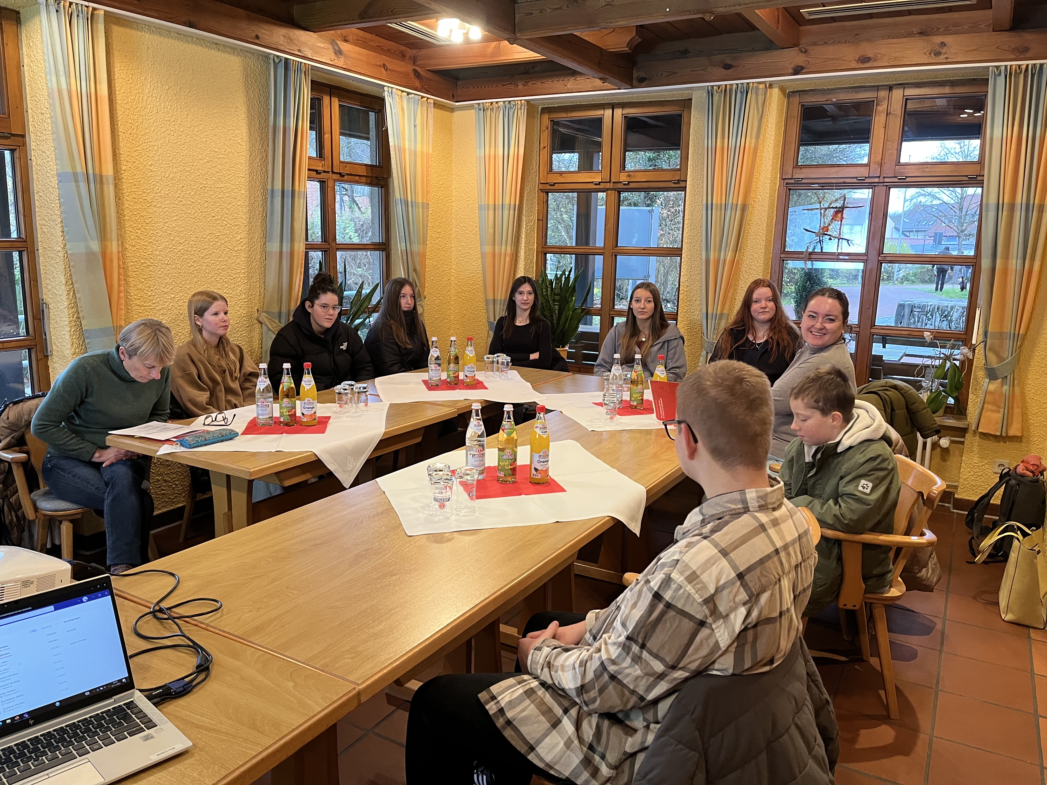 Tag der Ausbildung im Landkreis Kelheim 2023 - Die Schülerinnen und Schüler lernen die Sozialservice Gesellschaft des BRK kennen.