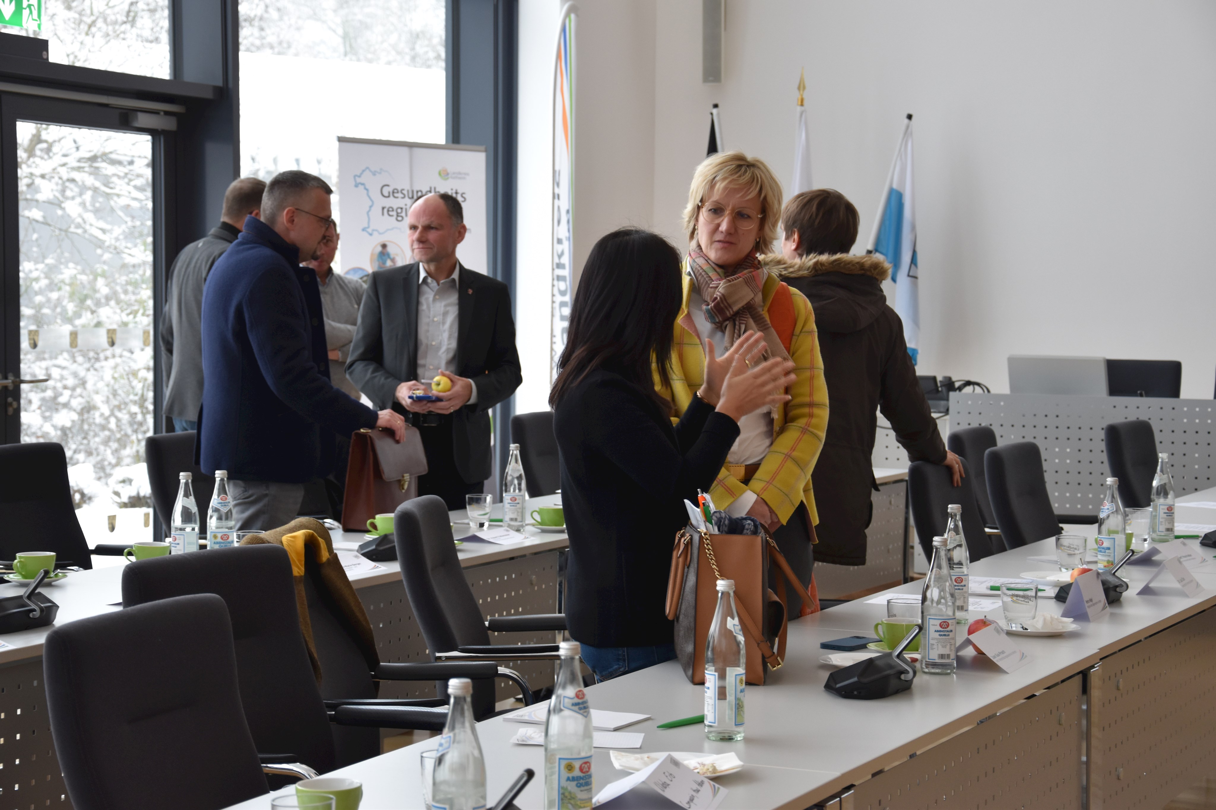 Die Akteurinnen und Akteure hatten die Gelegenheit mit Vertreterinnen und Vertretern aus der Politik, wie hier mit der Landtagsabgeordneten Petra Högl, ins Gespräch zu kommen.