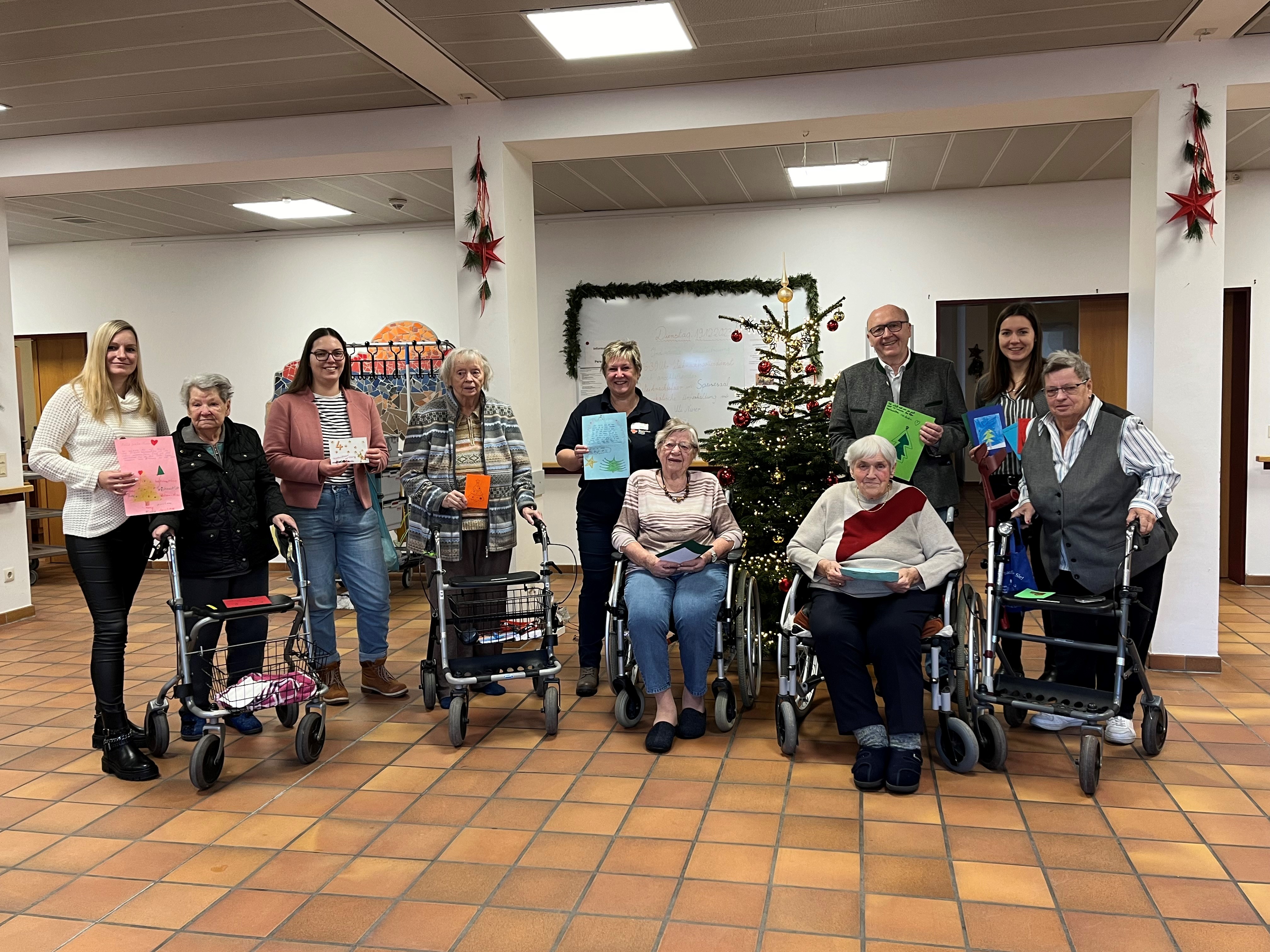 Auch die Seniorinnen und Senioren des BRK Seniorenheims Abensberg freuten sich über den Besuch von Landrat Martin Neumeyer, der die Weihnachtspost mit Herz persönlich übergab.