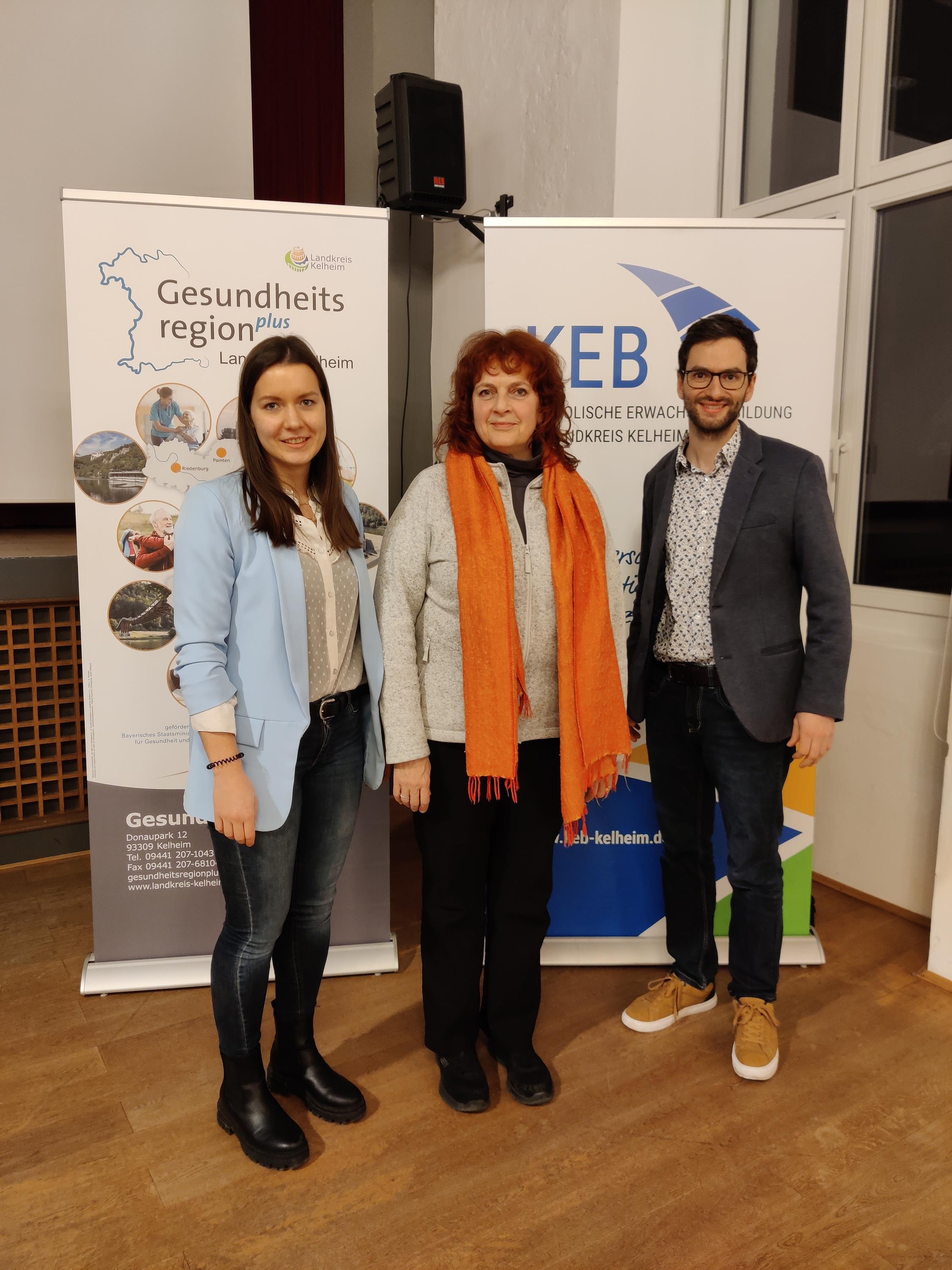 Die Organisatoren des Vortrags, Andreas Hornauer (KEB im Landkreis Kelheim e.V.) und Franziska Neumeier (Gesundheitsregionplus Landkreis Kelheim), zusammen mit Referentin Claudia Burmeister von der Beratungsstelle für Essstörungen waagnis.