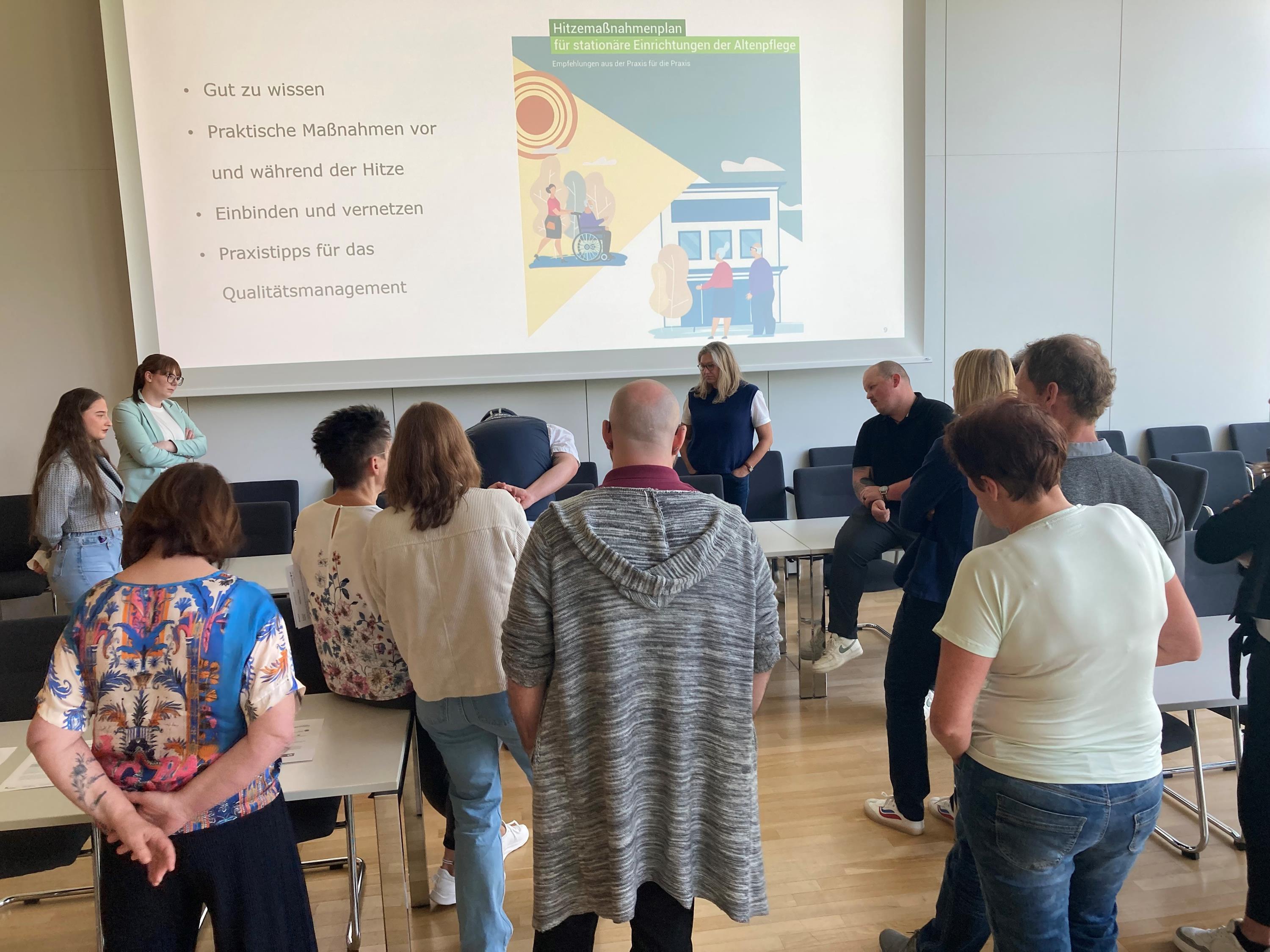 Workshop „Hitzeschutz in der Pflege Unter den gut 20 Fachkräften aus Kliniken und Seniorenheimen entstand ein konstruktiver Dialog über mögliche Lösungsansätze.