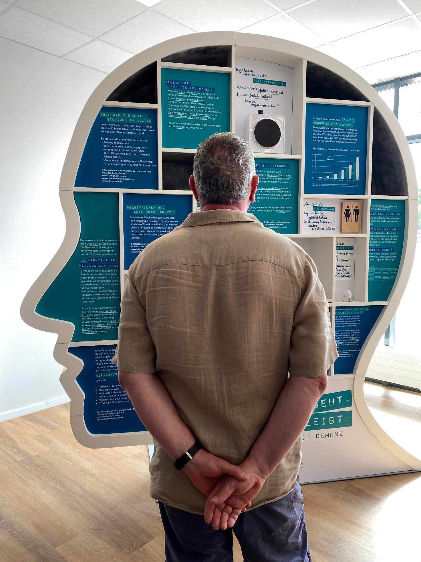 Ein Besucher der Wanderausstellung informiert sich über die unterschiedlichen Facetten der Volkskrankheit Demenz.