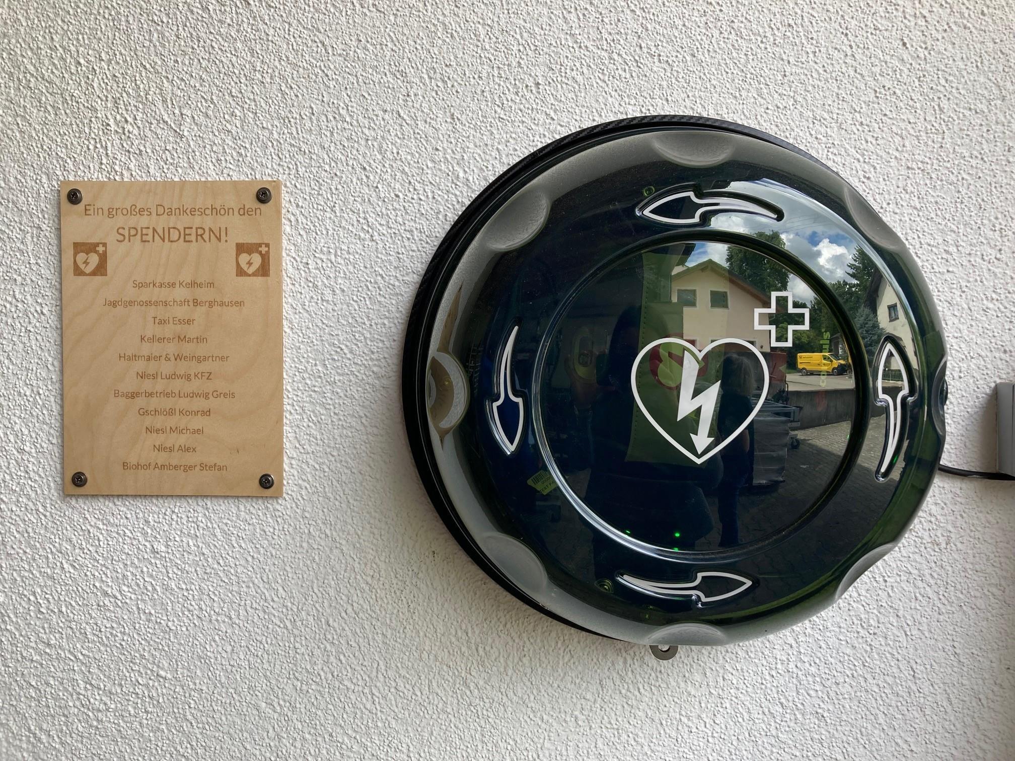 Der öffentlich zugängliche Defibrillator am Feuerwehrgerätehaus Berghausen ist rund um die Uhr einsatzbereit – ein wichtiger Baustein für ein sicheres und gesundes Lebensumfeld im ländlichen Raum.