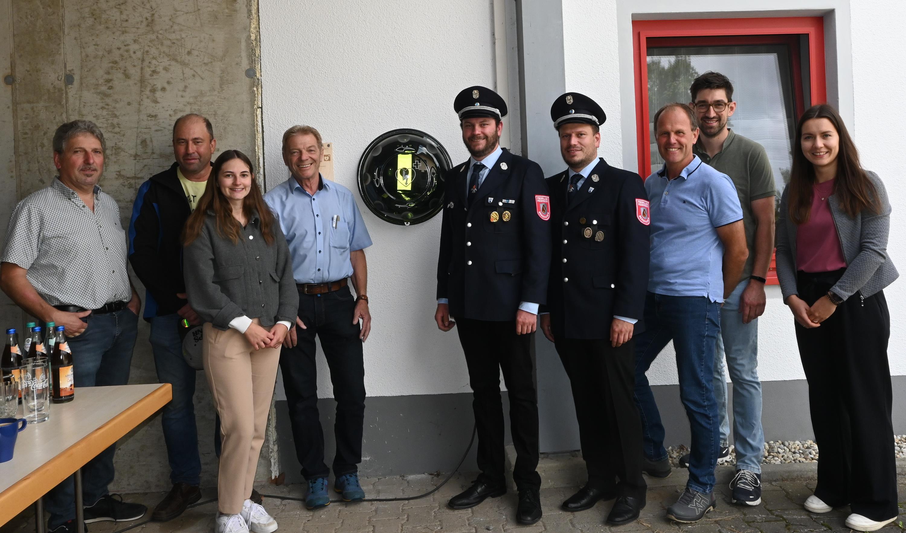 v.l.: Gemeinderat Reinhard Haltmaier, Konrad Gschlößl, Andrea Gaul von der VG Mainburg, Landratsstellvertreter Martin Huber, Kommandant Martin Kellerer, sein Stellvertreter Markus Haltmaier, Bürgermeister Leonhard Berger, Stefan Amberger und Franziska Häffner von der Gesundheitsregionplus Landkreis Kelheim.