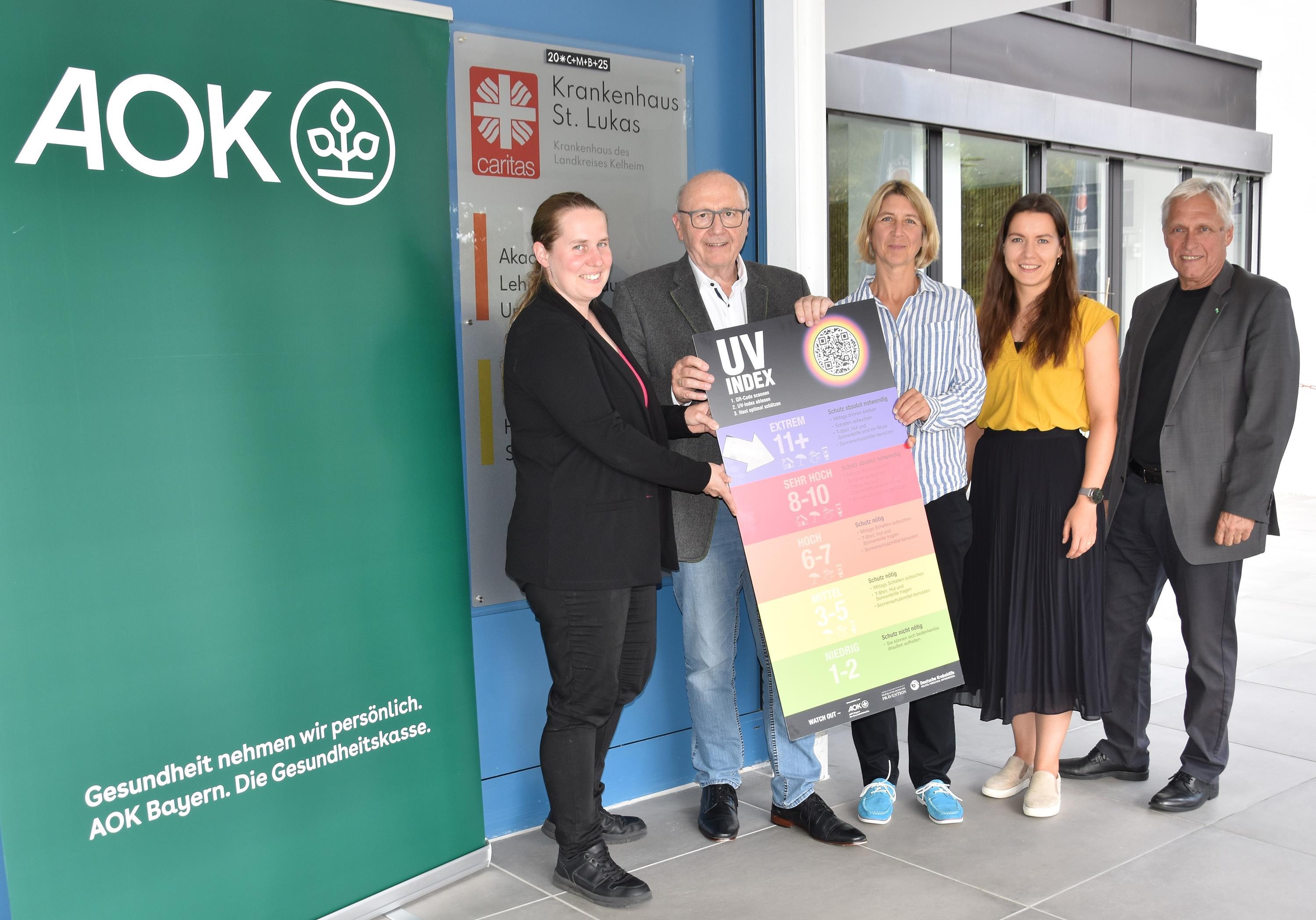 Die UV-Index-Tafel wird an das Caritas-Krankenhaus St. Lukas übergeben
