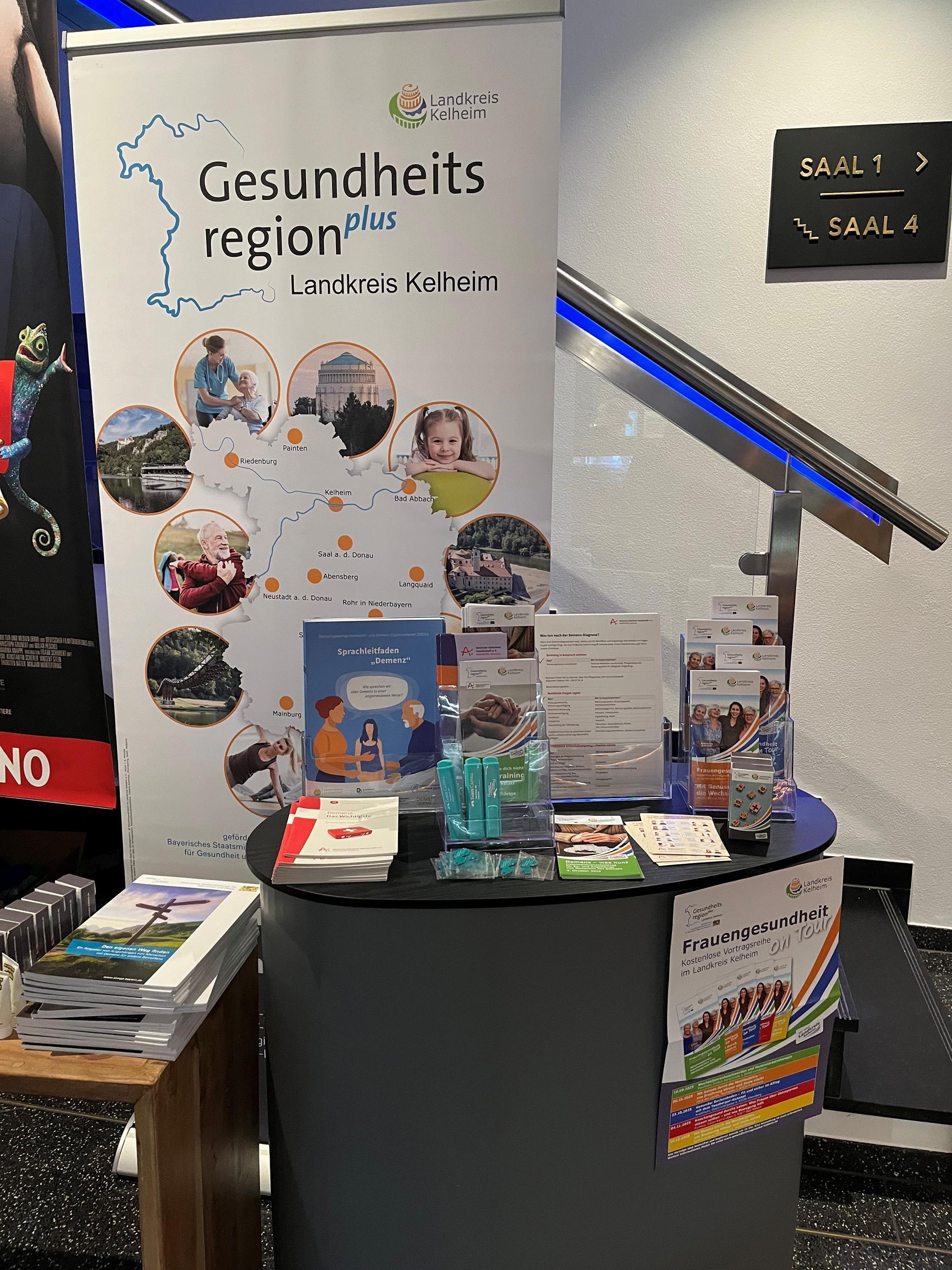 Informationsstand im Foyer des Kinos