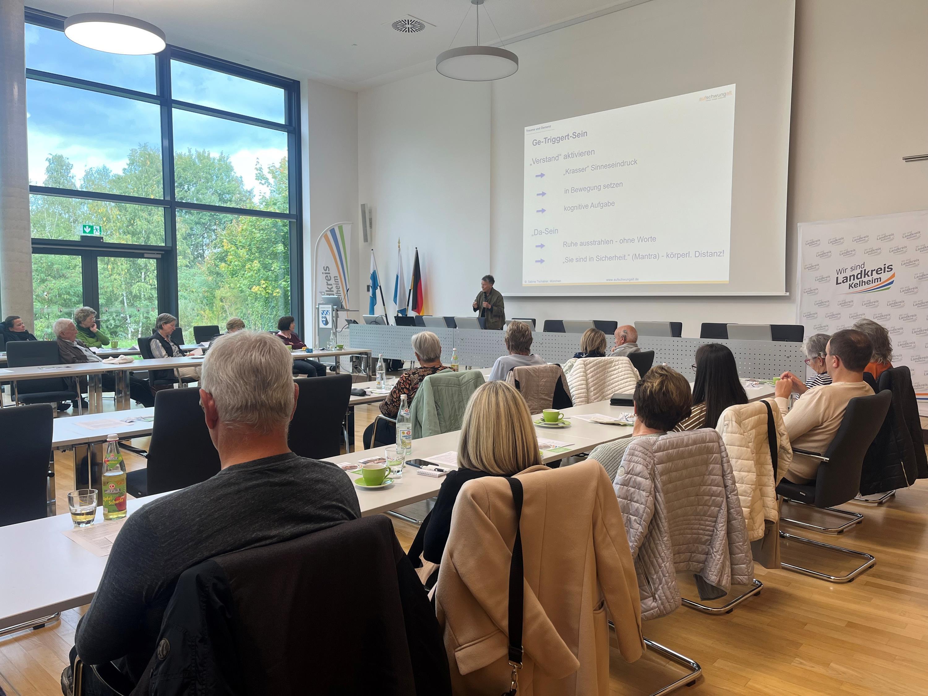 Aufmerksames Publikum beim Vortrag von Sabine Tschainer-Zangl 