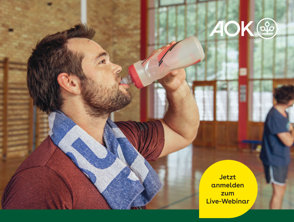 Live-Webinar Bekommt man von Proteinen Muskeln? Mann mit Handtuch um den Nacken und Trinkflasche