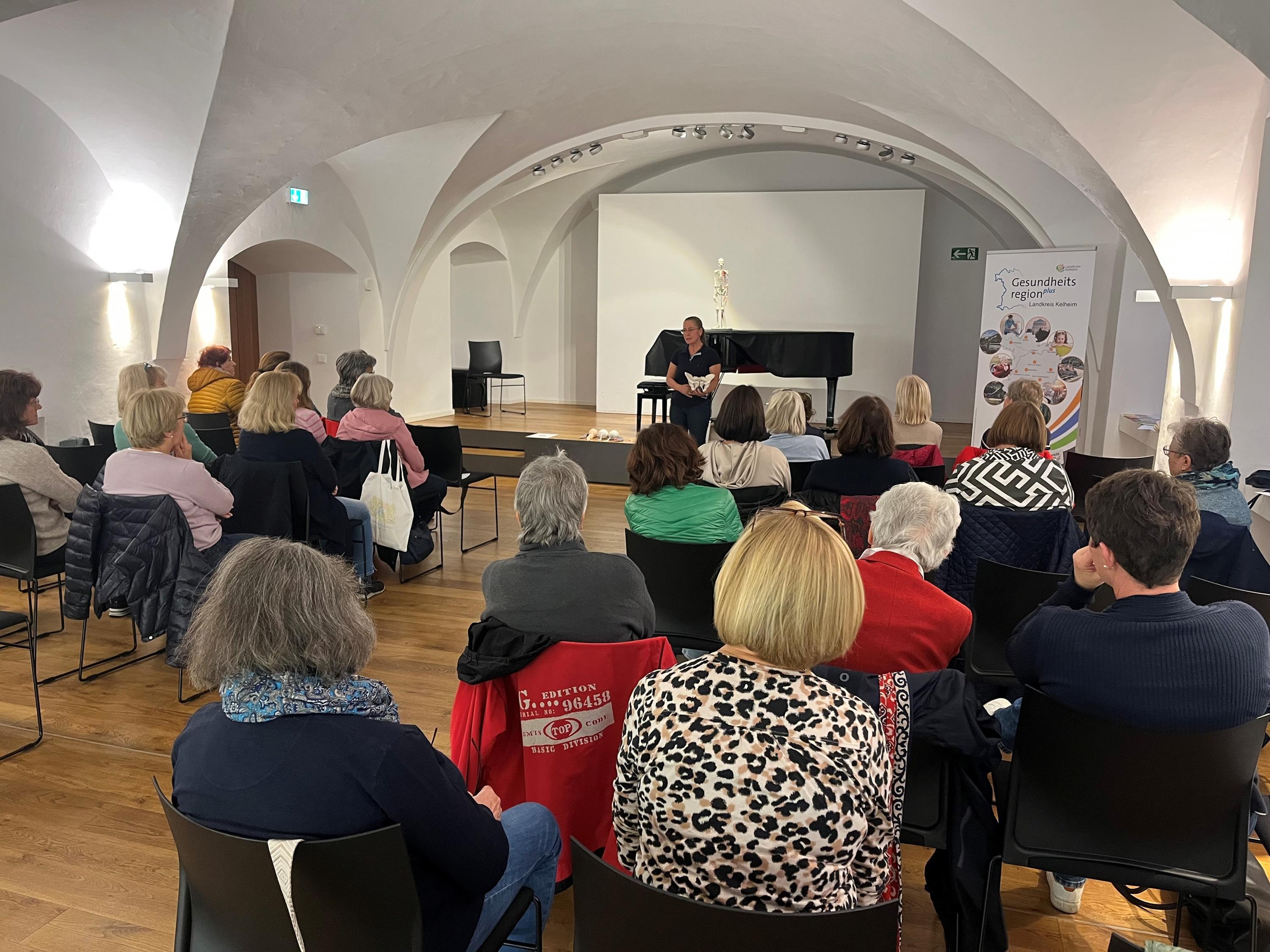 Interessiertes Publikum beim Vortrag im Aventinum Abensberg Interessiertes Publikum beim Vortrag im Aventinum Abensberg