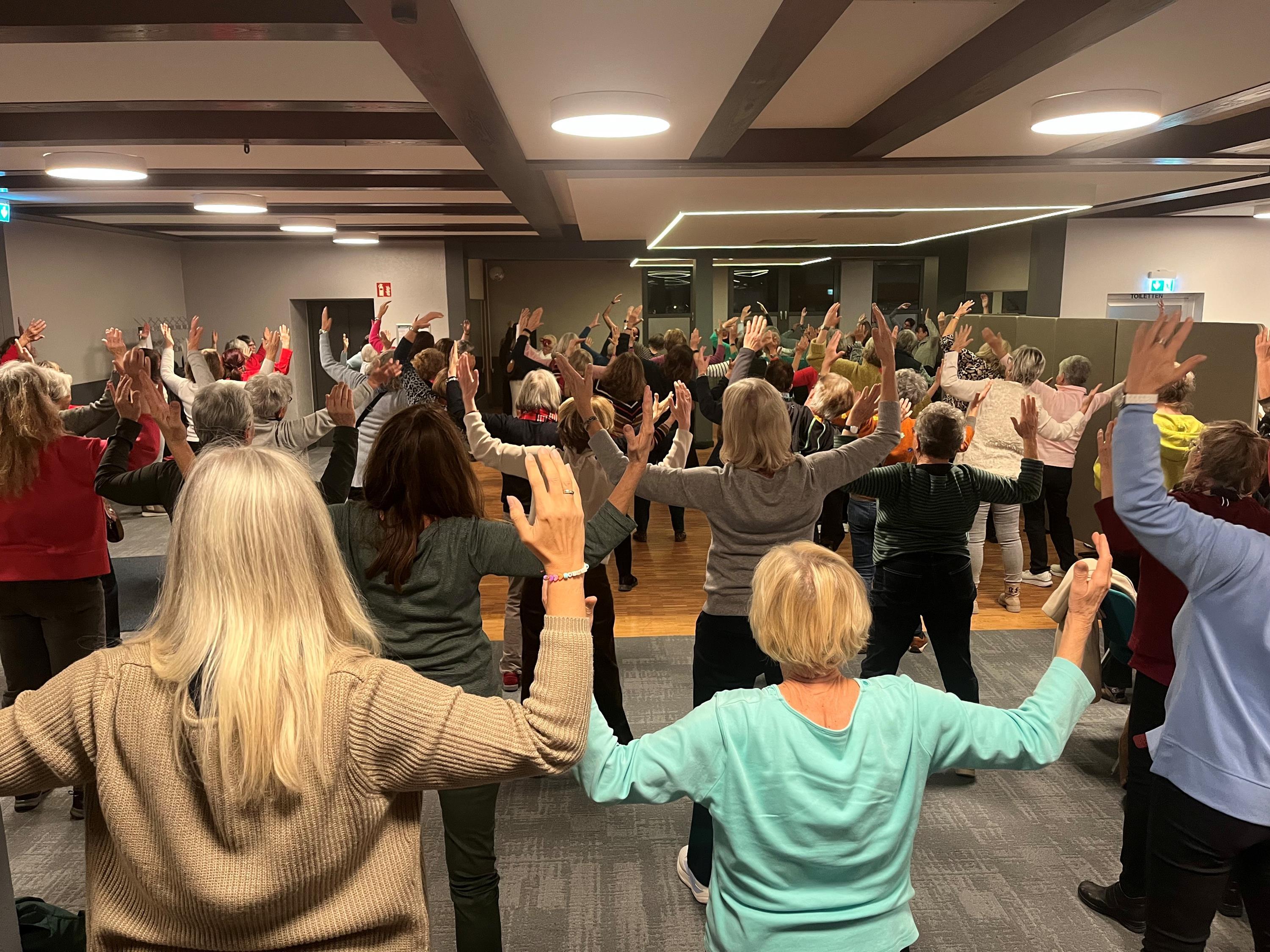 Die Frauen probieren die Übungen unter Anleitung selbst aus