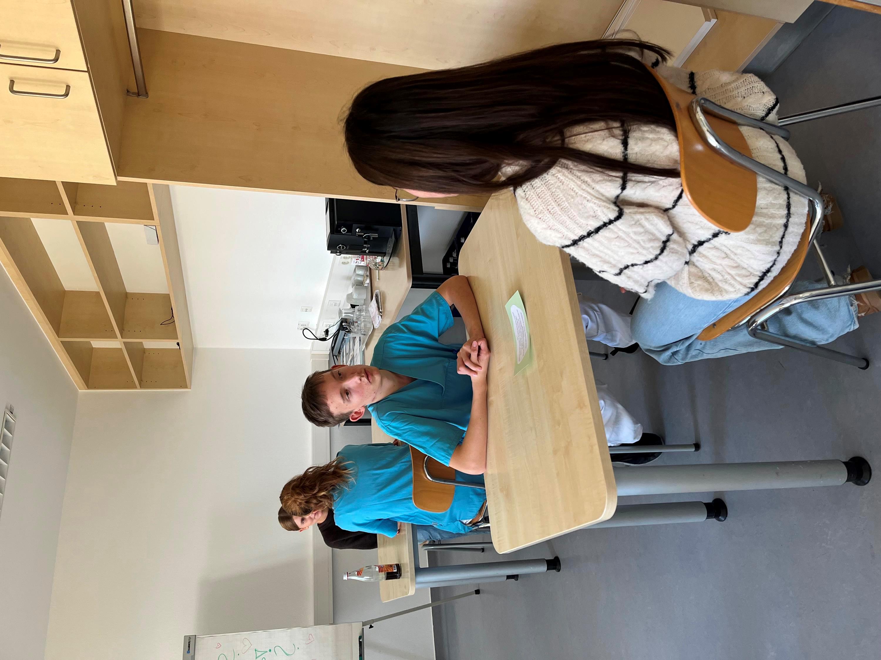 Jugendliche mit Auszubildenden im Gespräch