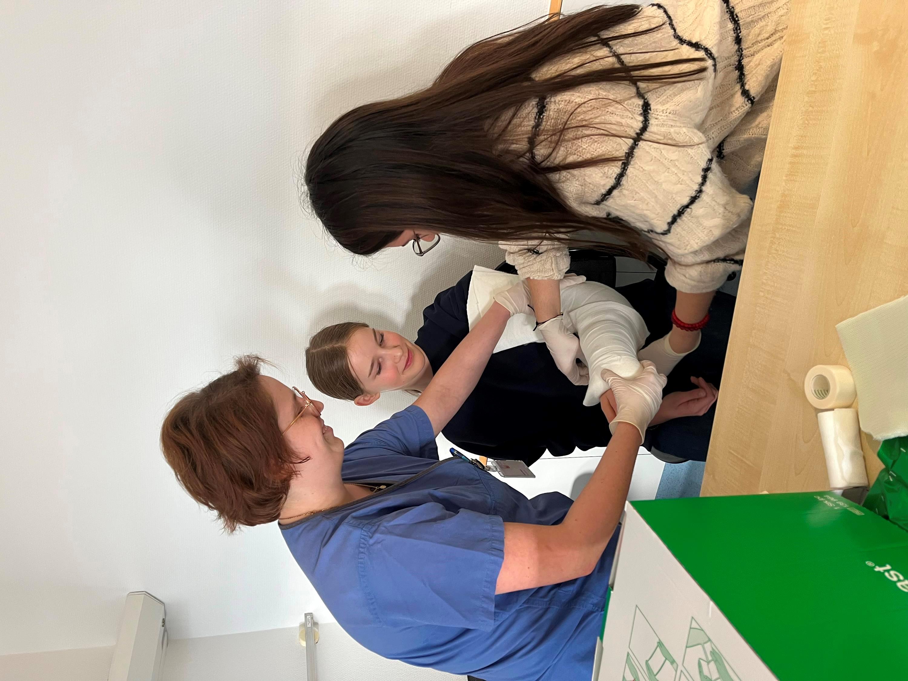 Selbst Hand anlegen: Gips anlegen wie im Klinikalltag