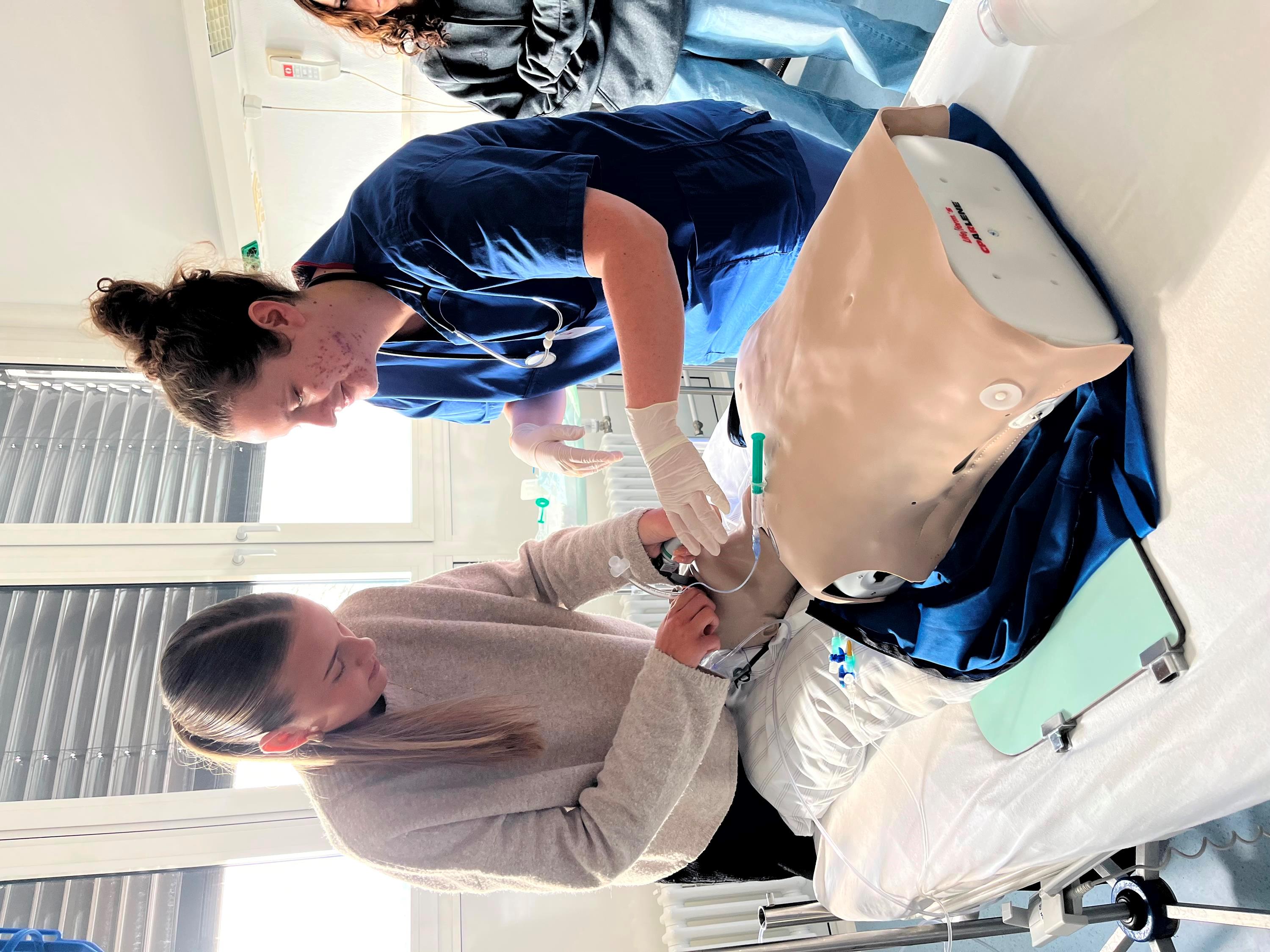 Schülerin probiert das Intubieren aus