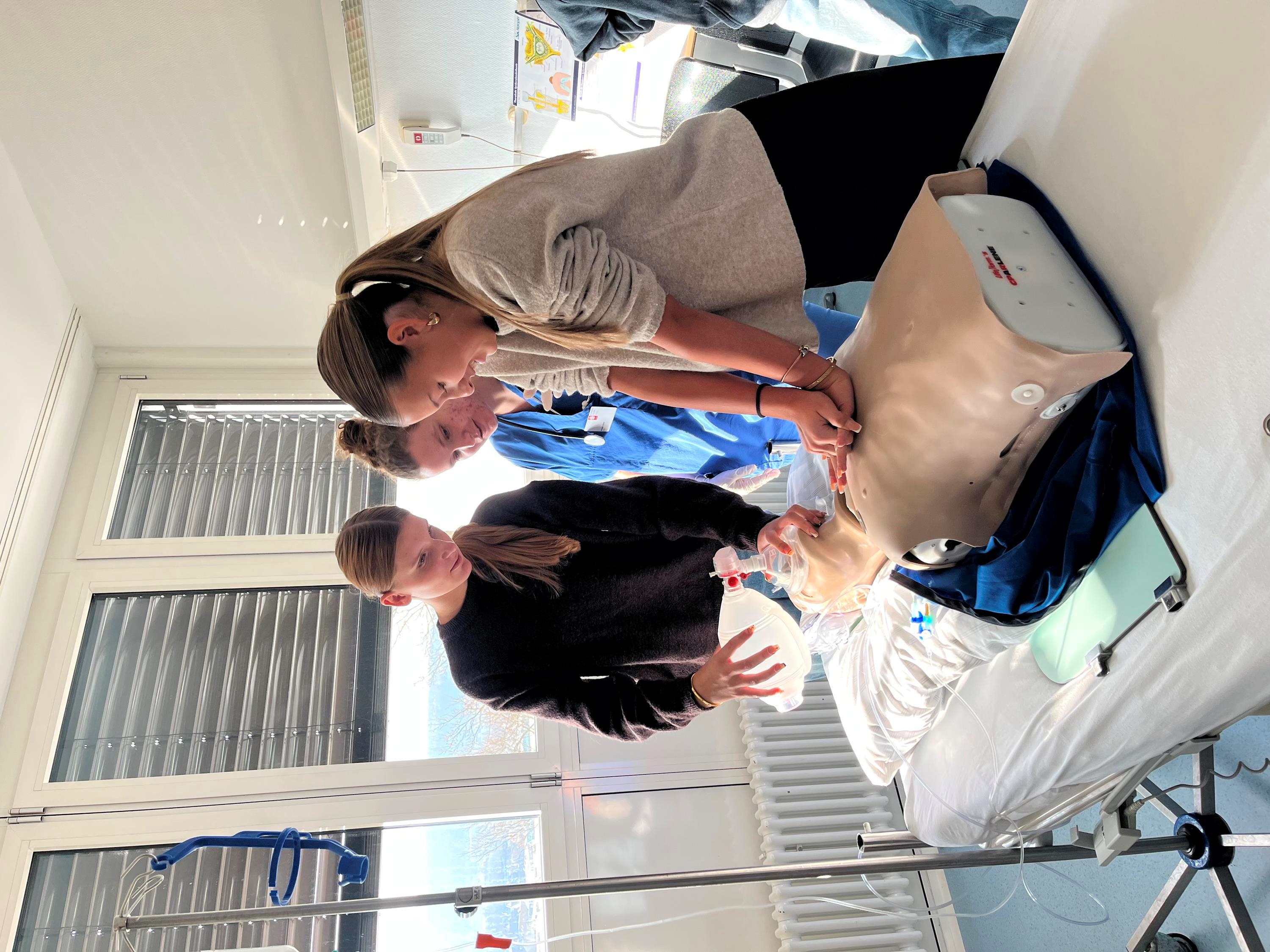 Unter Anleitung führen die Jugendlichen eine Reanimation durch