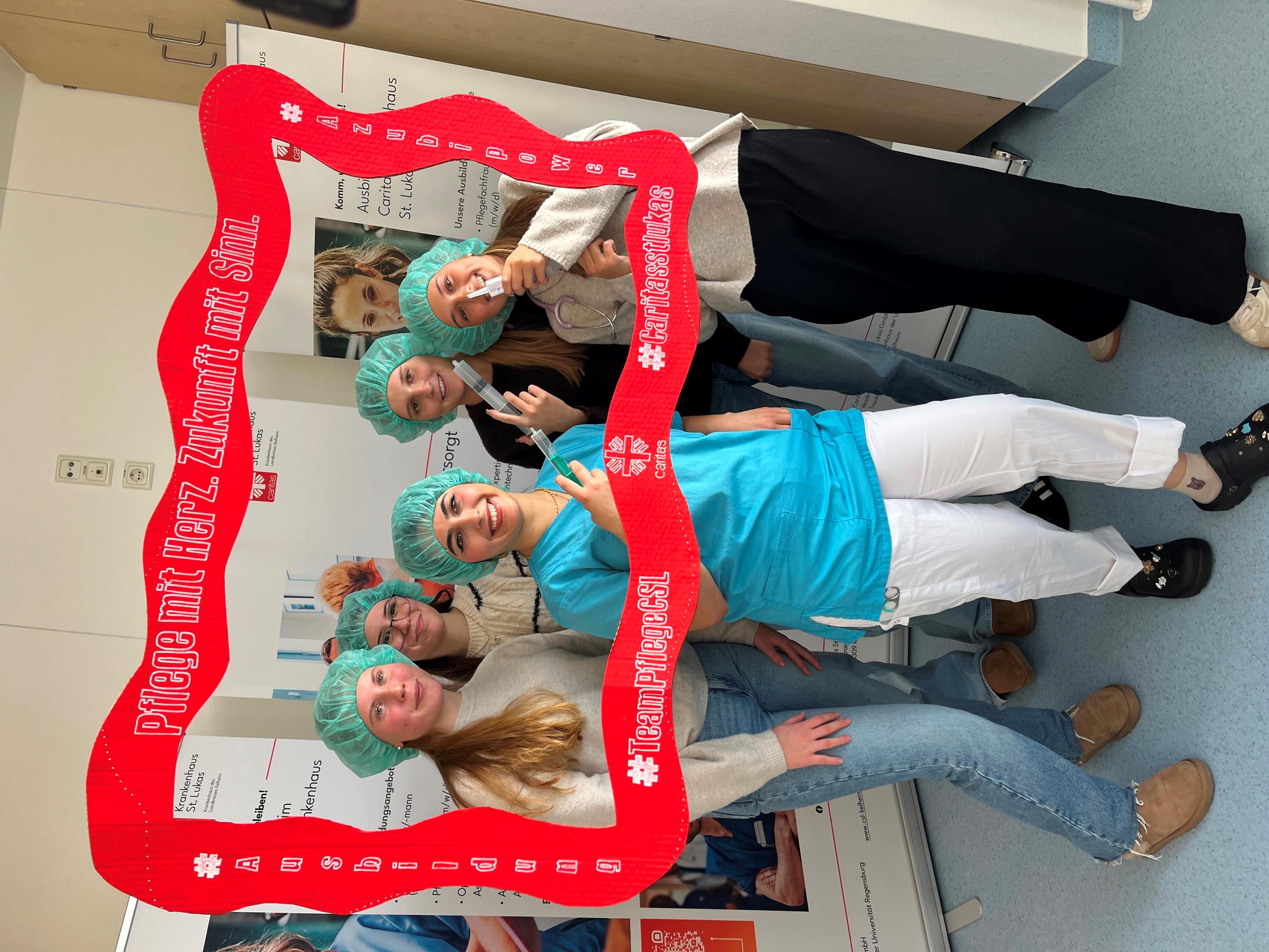 Jugendliche in der Selfie-Station