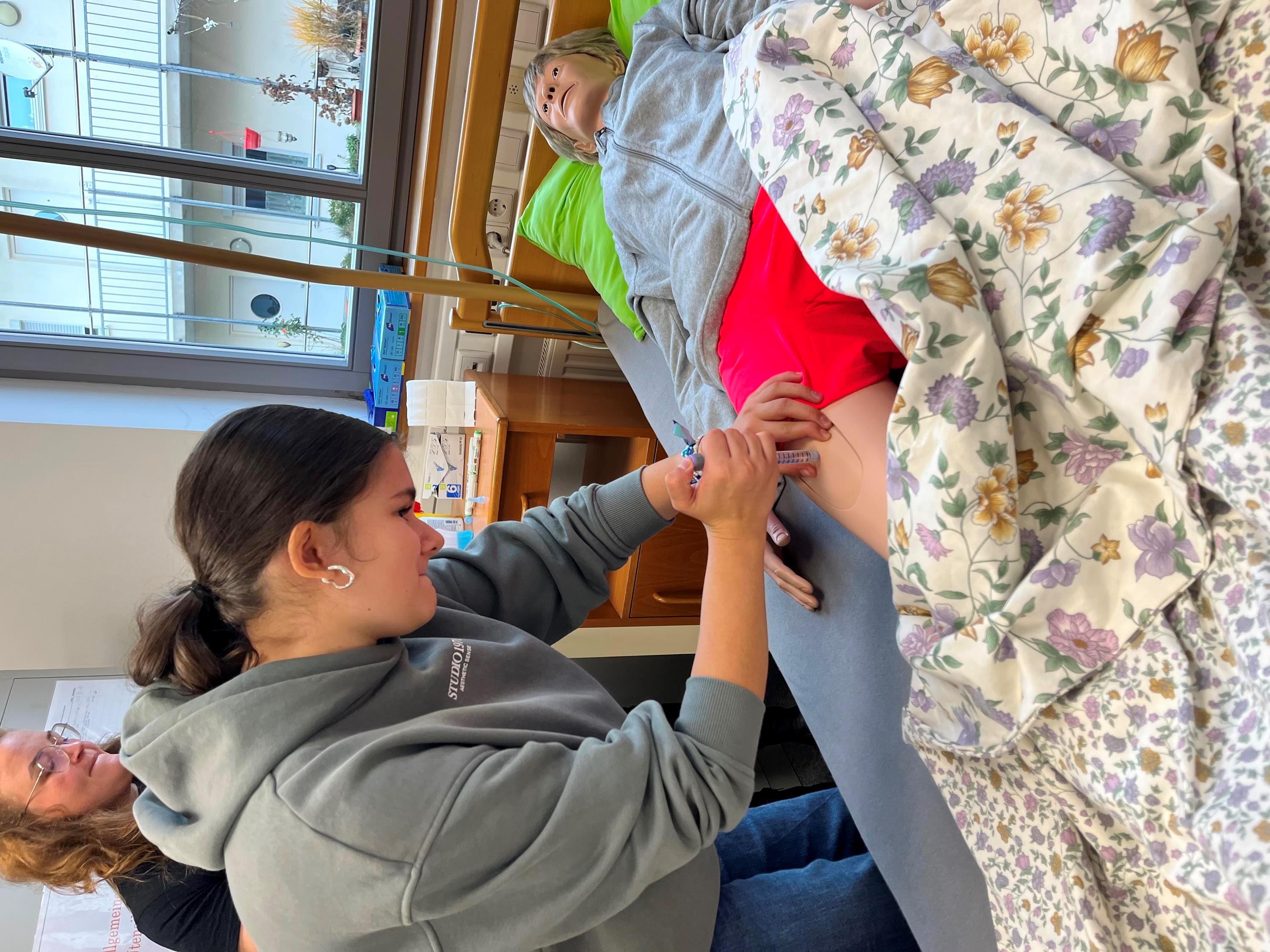 Medikamentengabe üben: Insulin sicher injizieren