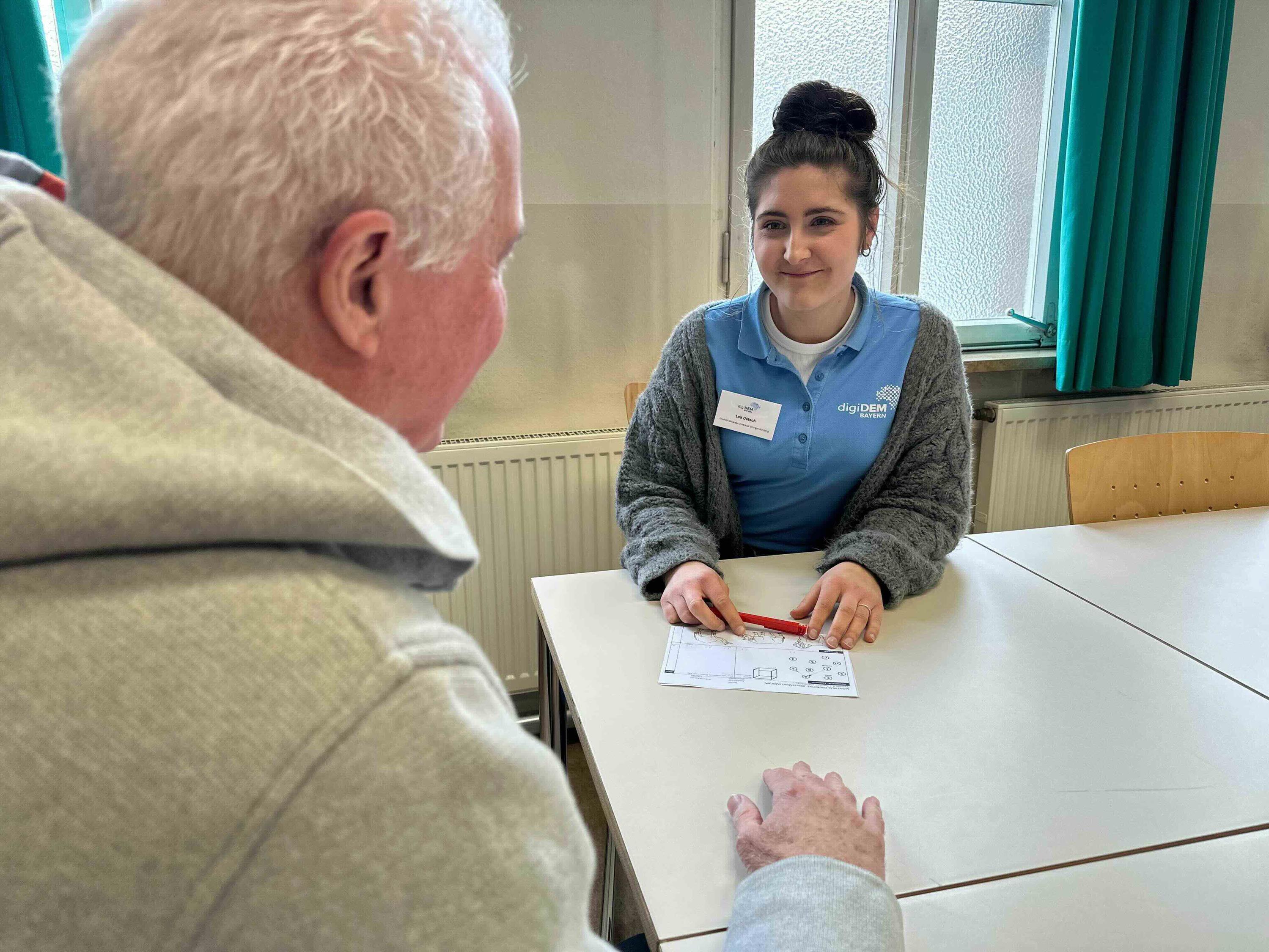 Lea Dütsch von digiDEM Bayern führt einen Gedächtnistest durch.