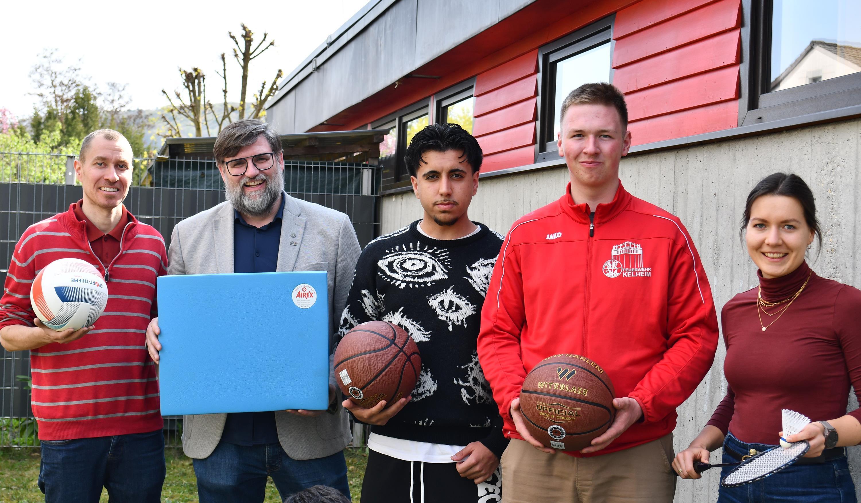 Übergabe der Sportartikel an den Jugendtreff Kelheim