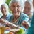 Gut essen trotz Vergessen: Essen und Trinken bei Demenz