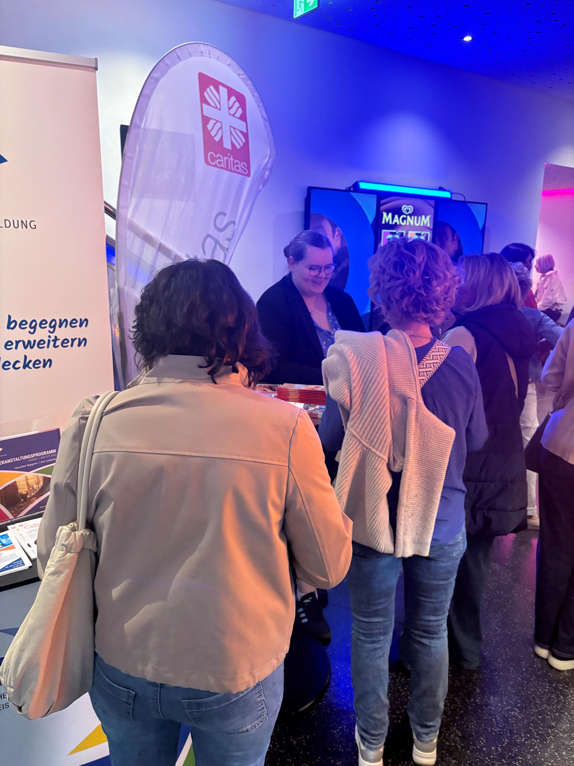 Im Foyer des Roxy Kinos nutzten viele Gäste die Informationsstände, um sich über Demenz, Beratungsmöglichkeiten und Unterstützungsangebote für Betroffene und Angehörige zu informieren.