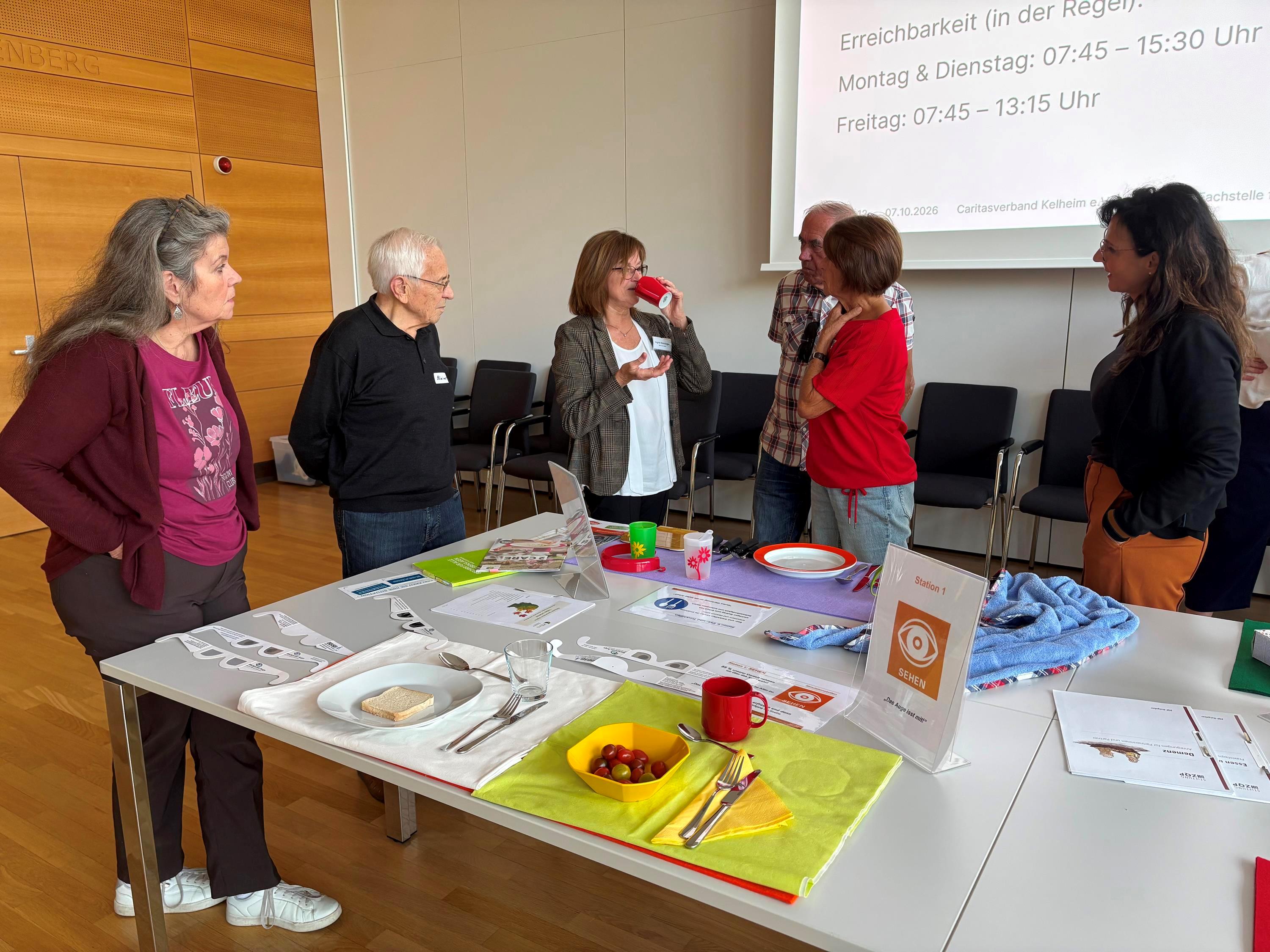An den verschiedenen Stationen konnten die Teilnehmenden selbst ausprobieren, wie sich Einschränkungen der Sinneswahrnehmung auf das Essen auswirken und welche Anpassungen den Alltag von Menschen mit Demenz erleichtern können.