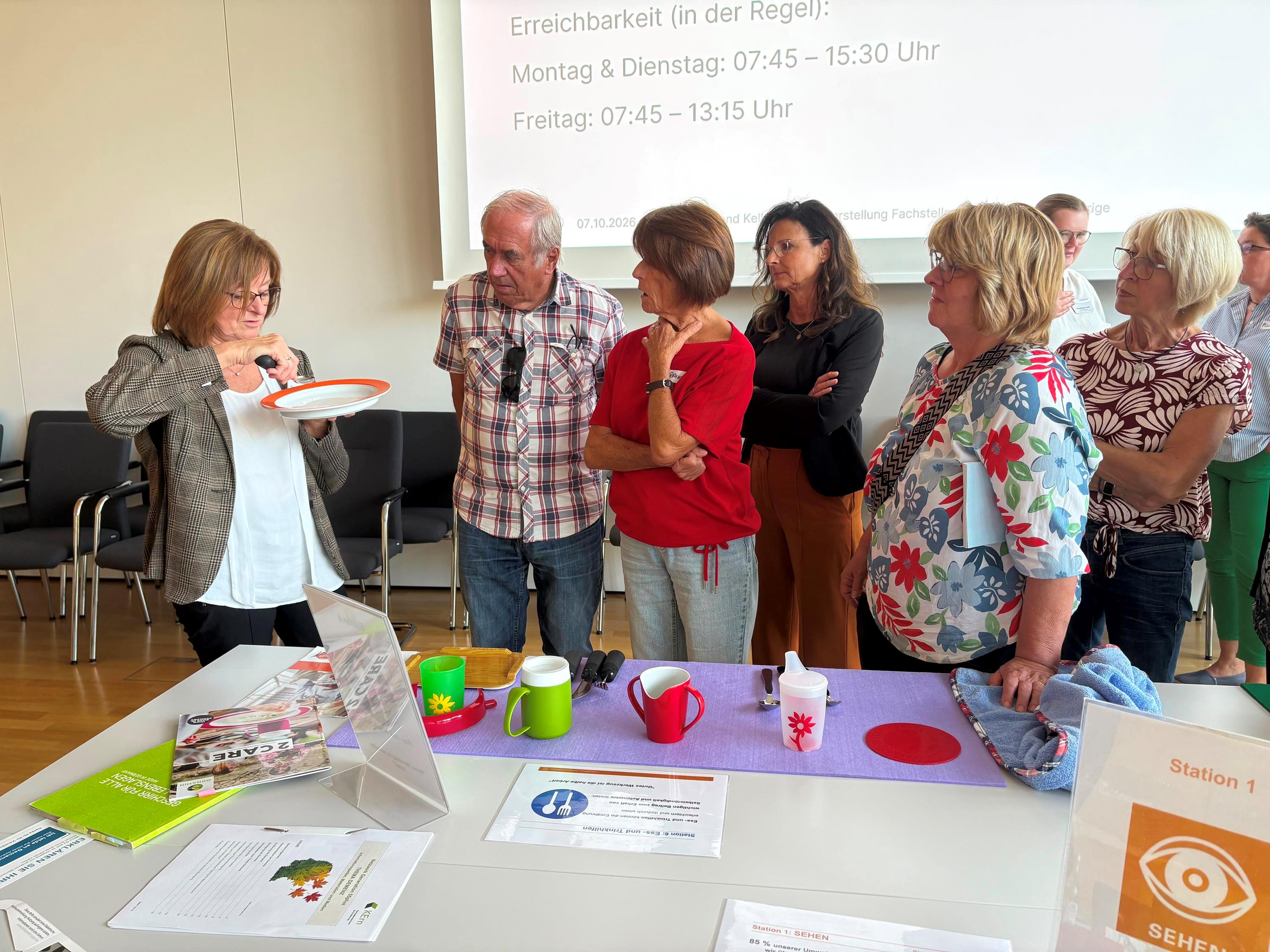 Beim gemeinsamen Erfahrungsaustausch hatten die pflegenden Angehörigen Gelegenheit, Fragen zu stellen, eigene Erfahrungen zu teilen und Anregungen für den Pflegealltag mitzunehmen.